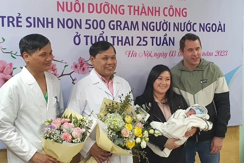 Cứu sống trẻ sinh non chỉ nặng 0,5 kg từ sản phụ người Canada từng nhiều lần sảy thai