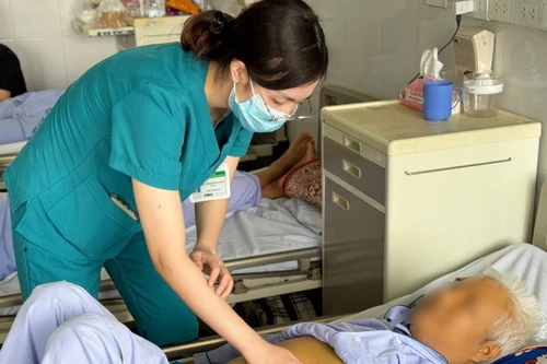 Men gan cao gấp 1.000 lần bình thường do uống hoa đu đủ ngâm mật ong để chữa bệnh