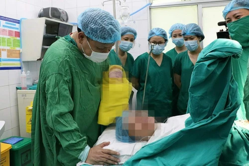 Hy hữu: Lần đầu tiên cứu sống mẹ con thai phụ vỡ tử cung ở tuần 26