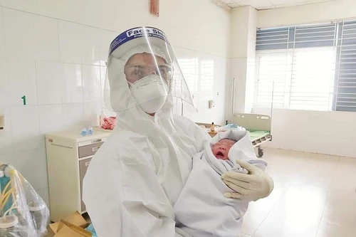 Sản phụ về từ Nga được mổ đẻ thành công khi đang điều trị Covid-19