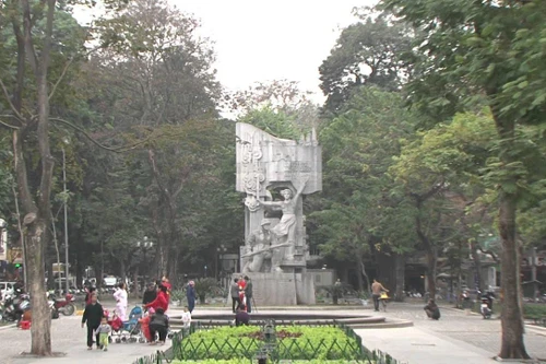 Hàng loạt cửa hàng quần áo, siêu thị Circle K, vườn hoa Hàng Đậu ở Ba Đình liên quan Covid-19