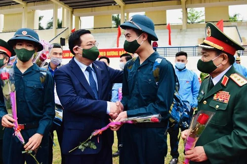 Bí thư Thành ủy Vương Đình Huệ động viên tân binh huyện Đông Anh lên đường nhập ngũ