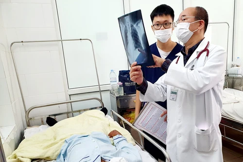 Hai người đàn ông nguy kịch do ăn tiết canh ngan và giết mổ, ăn thịt lợn ốm