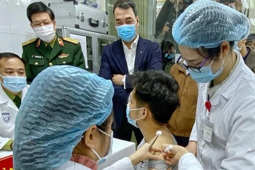 Qua 72 giờ, 3 người đầu tiên tiêm thử nghiệm vaccine Covid-19 có những phản ứng gì?