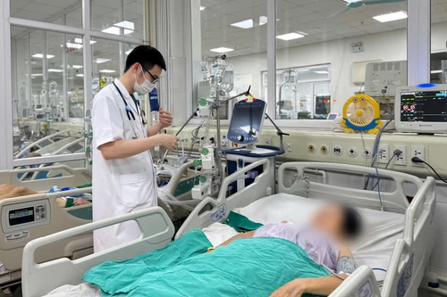 Tiêm khớp vai tại phòng khám tư, người phụ nữ bị sốc nhiễm khuẩn nặng