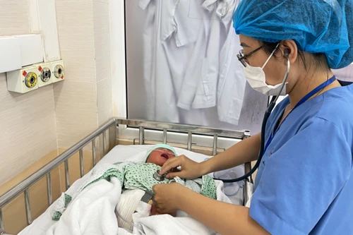 Hà Nội: Nhiều trẻ sơ sinh mới chỉ 5-7 ngày tuổi mắc sốt xuất huyết, dễ chẩn đoán nhầm