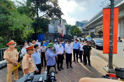 Bí thư Thành ủy và Chủ tịch UBND TP Hà Nội kiểm tra điểm lập chốt kiểm soát ra - vào vùng 1