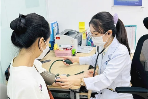 Bác sĩ Long Châu kịp thời cứu người bị đột quỵ ngay ‘thời điểm vàng’