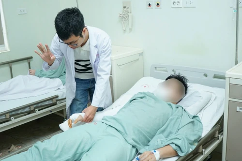 Nam thanh niên ở Hà Nội gãy xương vì chơi vật tay với bạn