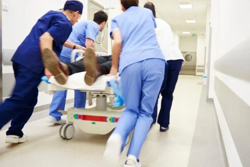 Đang chăm người nhà nằm viện, người đàn ông khỏe mạnh bất ngờ ngã quỵ, ngừng tuần hoàn