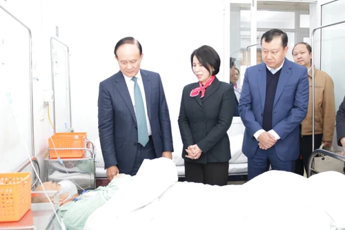 Chủ tịch HĐND TP Hà Nội chúc Tết, tặng quà bệnh nhân tại Bệnh viện Ung bướu Hà Nội