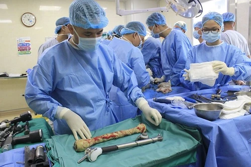 Người đàn ông đi lại được sau cuộc đại phẫu hiếm có trên thế giới