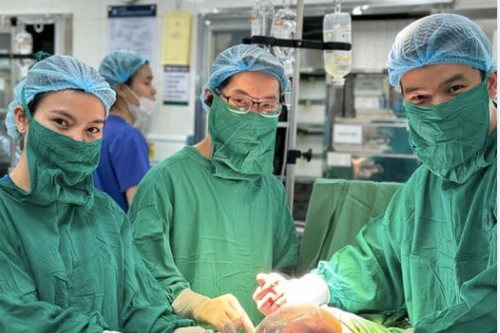 Hy hữu ca sinh đôi ở Hà Nội, một bé còn nguyên trong bọc ối