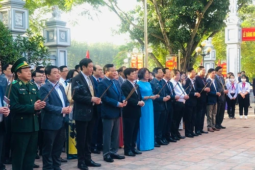 Lãnh đạo thành phố Hà Nội dâng hương tưởng niệm danh nhân Chu Văn An