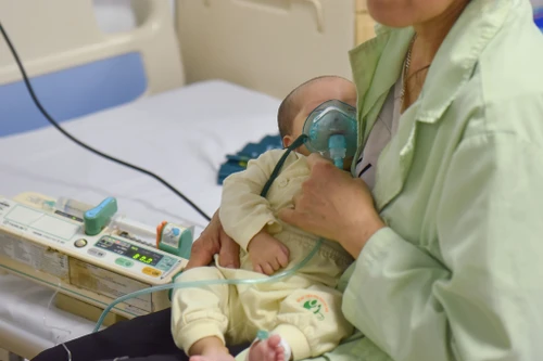 Bệnh dịch do virus RSV tấn công trẻ nhỏ, nhiều bé hắt hơi sổ mũi vài hôm đã chuyển nặng