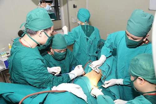 Nam thanh niên bị thanh sắt dài đâm xuyên đùi, nằm qua đêm ở công trường mới được phát hiện