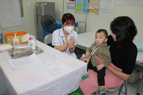 Hà Nội đồng loạt cho trẻ uống bổ sung vitamin A đợt 2, với hơn 385.000 trẻ