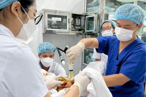 Sản phụ nguy cơ đẻ non được bác sĩ rút 2 lít nước ối, khâu cổ tử cung để giữ thai