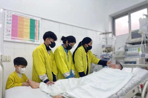 Gạt nước mắt, người vợ trẻ và ba con nhỏ ở Hà Nội chủ động gọi bệnh viện để hiến tạng người thân