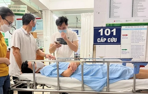 Yêu cầu bác sĩ rút kinh nghiệm vụ bé trai 14 tuổi tai biến nặng sau cắt bao quy đầu