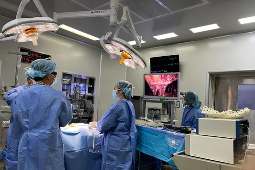 Mới: Mổ nội soi cắt khối ung thư tuyến giáp qua đường miệng, ko để lại sẹo