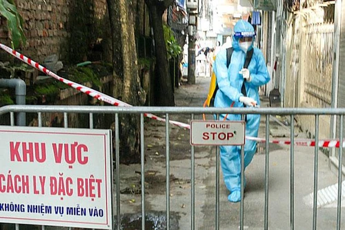 Cụ bà ở Thanh Xuân được cháu đưa về Gia Lâm rồi dương tính, người cháu cũng bị lây