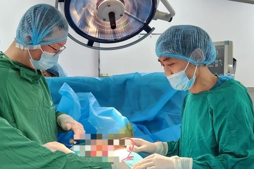 Đến cơ sở xăm thẩm mỹ gắn bi vào vùng kín, nam thanh niên ở Hà Nội nhập viện cấp cứu