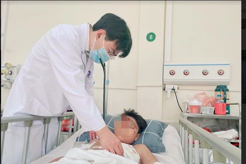 Pháo tự chế phát nổ, nam thiếu niên bỏng khắp mặt và chân tay, dị vật găm vào tim