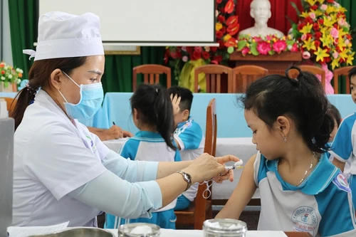 Hà Nội bắt đầu tiêm miễn phí vaccine phòng uốn ván- bạch hầu cho trẻ 7 tuổi
