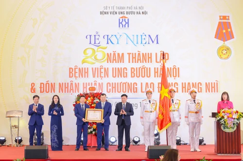 Bệnh viện Ung Bướu Hà Nội đón nhận Huân chương Lao động hạng Nhì