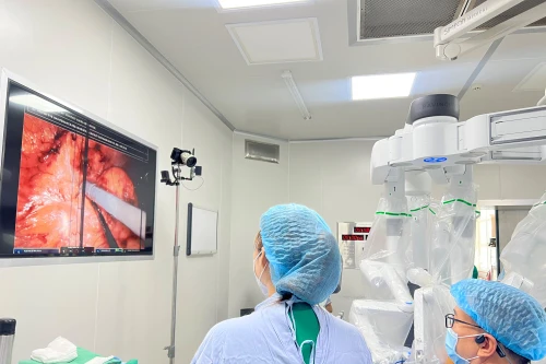 Nam bệnh nhân 48 tuổi được mổ ung thư thận bằng robot
