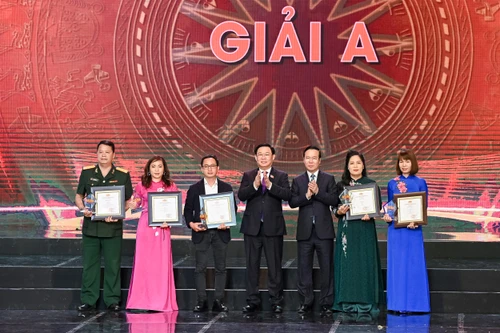 Chủ tịch nước, Chủ tịch Quốc hội trao giải A cho các tác giả đoạt giải Diên Hồng lần thứ nhất 