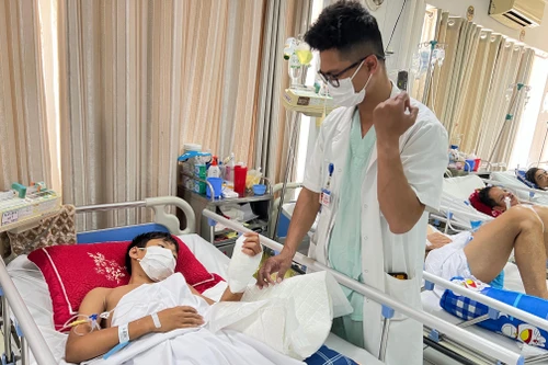 Mày mò tự cưa gỗ làm thước kẻ, nam sinh 13 tuổi ở Hà Nội bị cắt đứt rời bàn tay