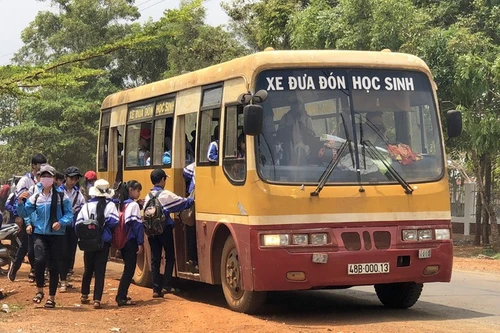 Từ 1-1-2025, xe ô tô kinh doanh chở học sinh phải sơn màu vàng đậm và có biển báo
