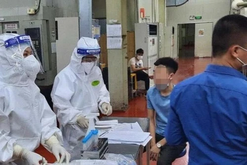 Lấy mẫu khẩn cấp gần 80.000 công nhân ở khu công nghiệp Vân Trung để xét nghiệm Covid-19