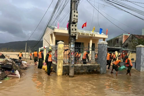 Thủ tướng kêu gọi phát huy "tình dân tộc, nghĩa đồng bào" khắc phục hậu quả thiên tai ở miền Trung