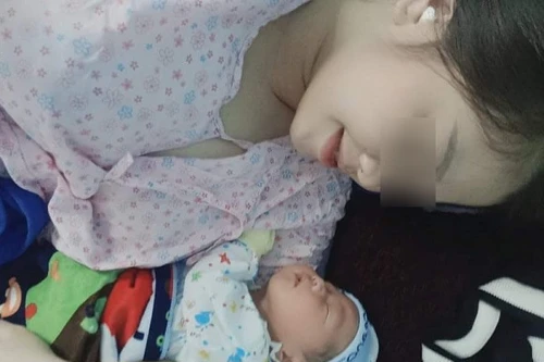 Cô gái trẻ ở Quảng Bình bị ung thư vẫn quyết giữ thai, sinh con đúng đợt bão lũ