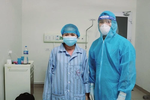 Hiếm muộn 11 năm mới mang thai, mẹ con sản phụ mắc Covid-19 được cứu sống thần kỳ