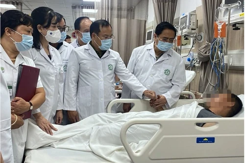 Thủ tướng đến thăm nạn nhân vụ cháy đang điều trị ở Bệnh viện Bạch Mai