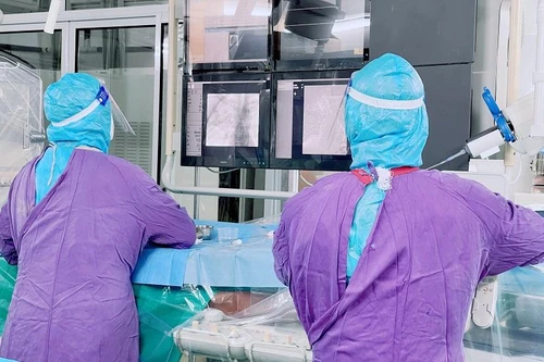 Cứu sống nam thanh niên nhiễm Covid-19 ho ra máu ồ ạt trên nền bệnh lao phổi