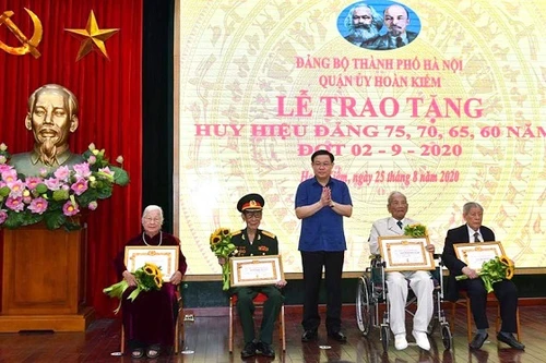 Bí thư Thành ủy Vương Đình Huệ trao Huy hiệu Đảng cho đảng viên lão thành quận Hoàn Kiếm