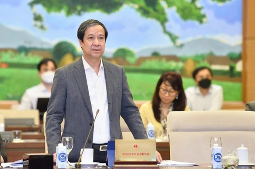 Bố mẹ bắt con học đến 2-3 giờ sáng cũng phải xem là bạo lực gia đình