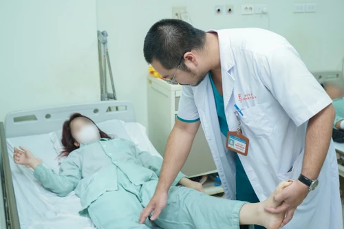 Cô gái trẻ mắc bệnh “xương hóa đá” cực hiếm gặp