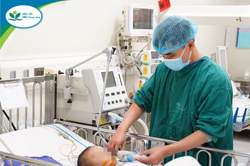 Bé trai 20 tháng tuổi bị hoại tử bộ phận sinh dục vì bố mẹ đắp lá thuốc chữa nhọt