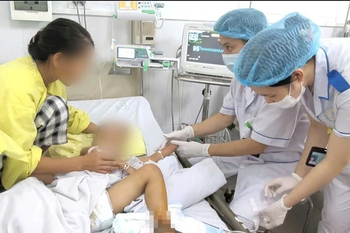 Đắp thuốc nam vào vết thương do mèo cào, bé trai 4 tuổi nhiễm khuẩn nguy kịch