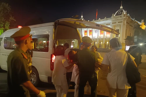 Khu vực Quảng trường Cách mạng Tháng 8: Công an hỗ trợ một trường hợp bị ngất xỉu đi cấp cứu