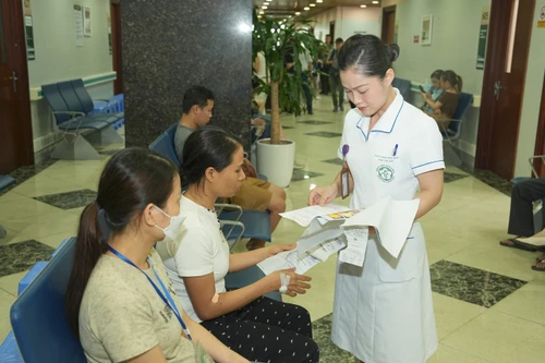 Gần 300 người đến khám bệnh tối tại Bệnh viện Bạch Mai trong ngày đầu triển khai