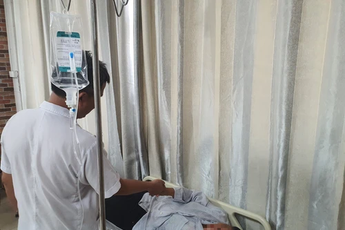 Tám người nhập viện cấp cứu sau khi ăn cá chình ở nhà hàng