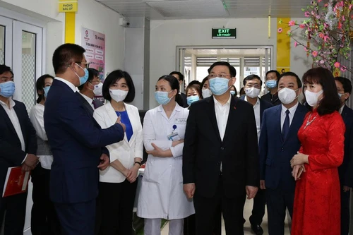 Bí thư Thành ủy Hà Nội kiểm tra phòng Covid-19 tại Bệnh viện Thanh Nhàn và chúc mừng các y, bác sĩ