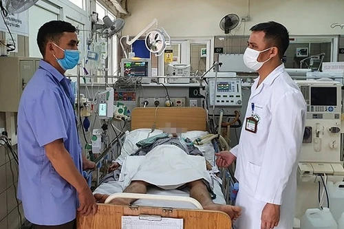 Nam thanh niên nguy kịch do uống rượu có methanol với thịt chó